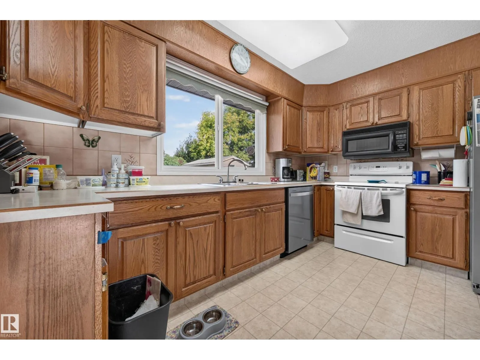 4 GREYSTONE CR
