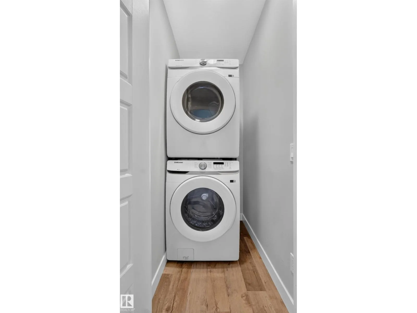 105 Greenfield LI
