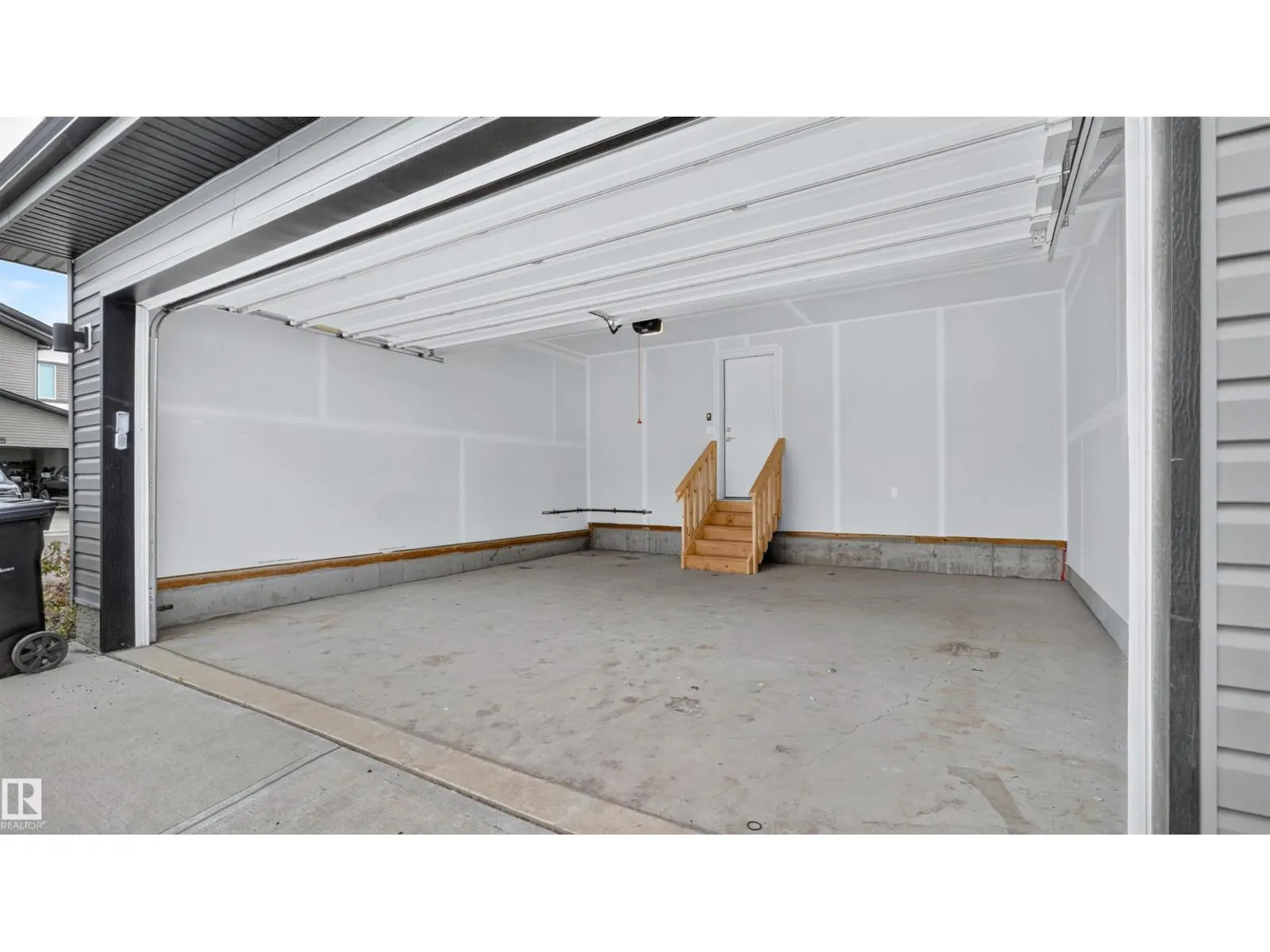 105 Greenfield LI