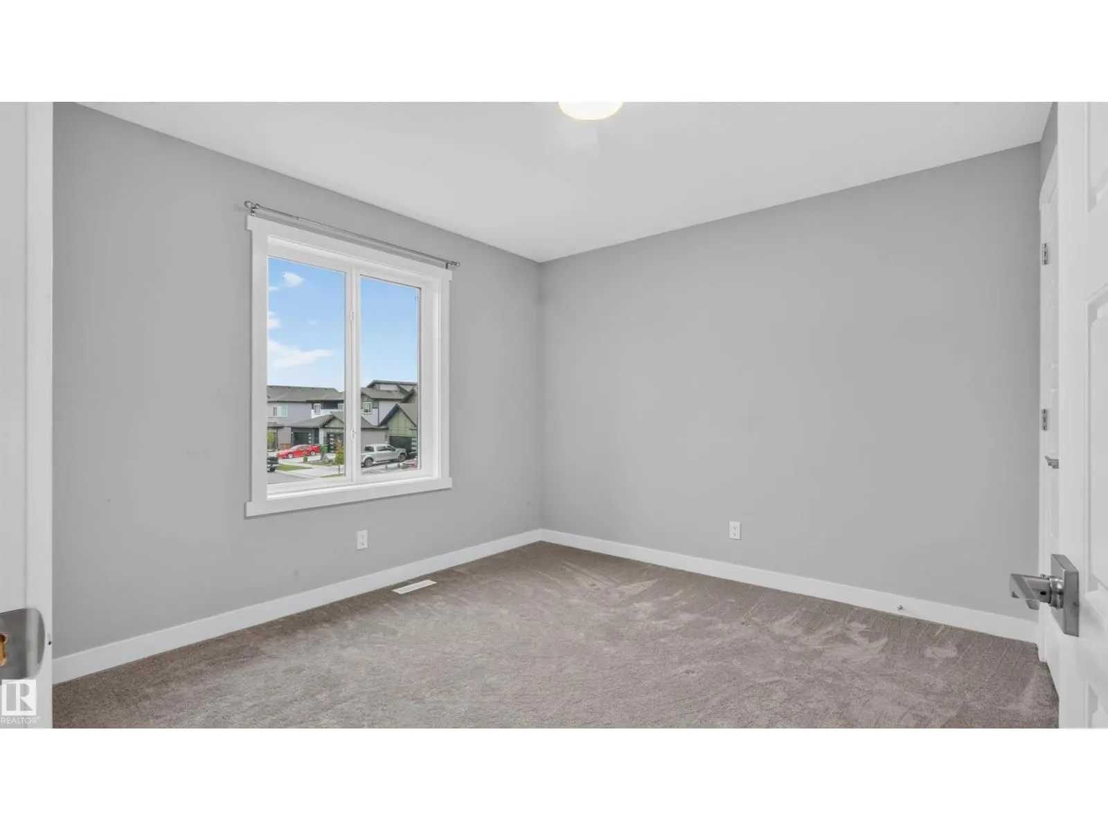 105 Greenfield LI
