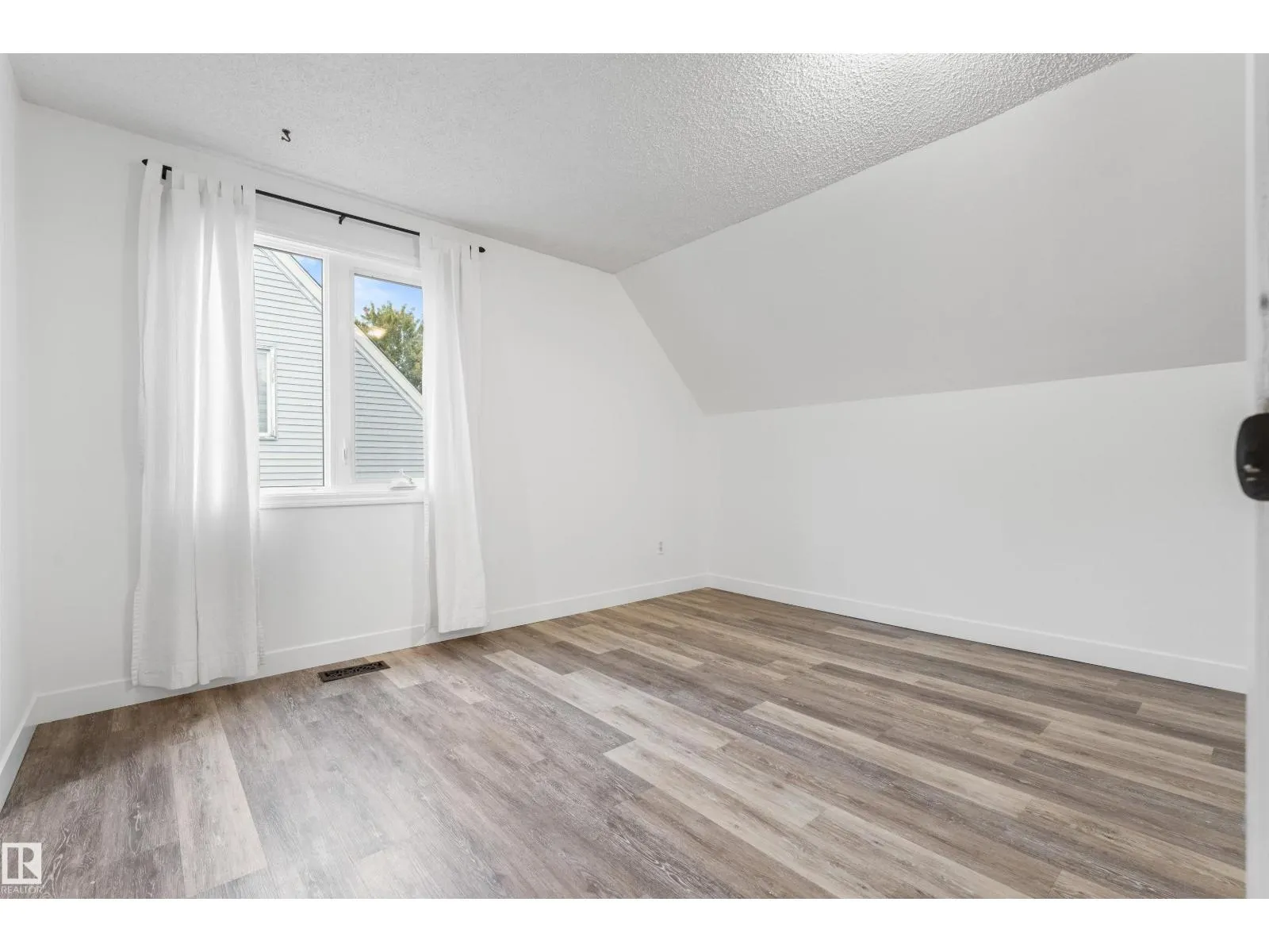 25 GREENWOOD DR