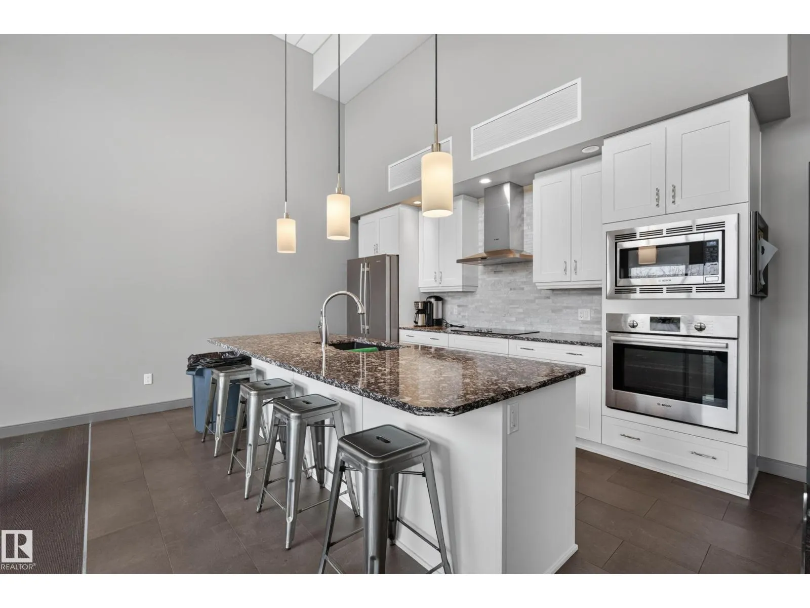 #732 200 BELLEROSE DR