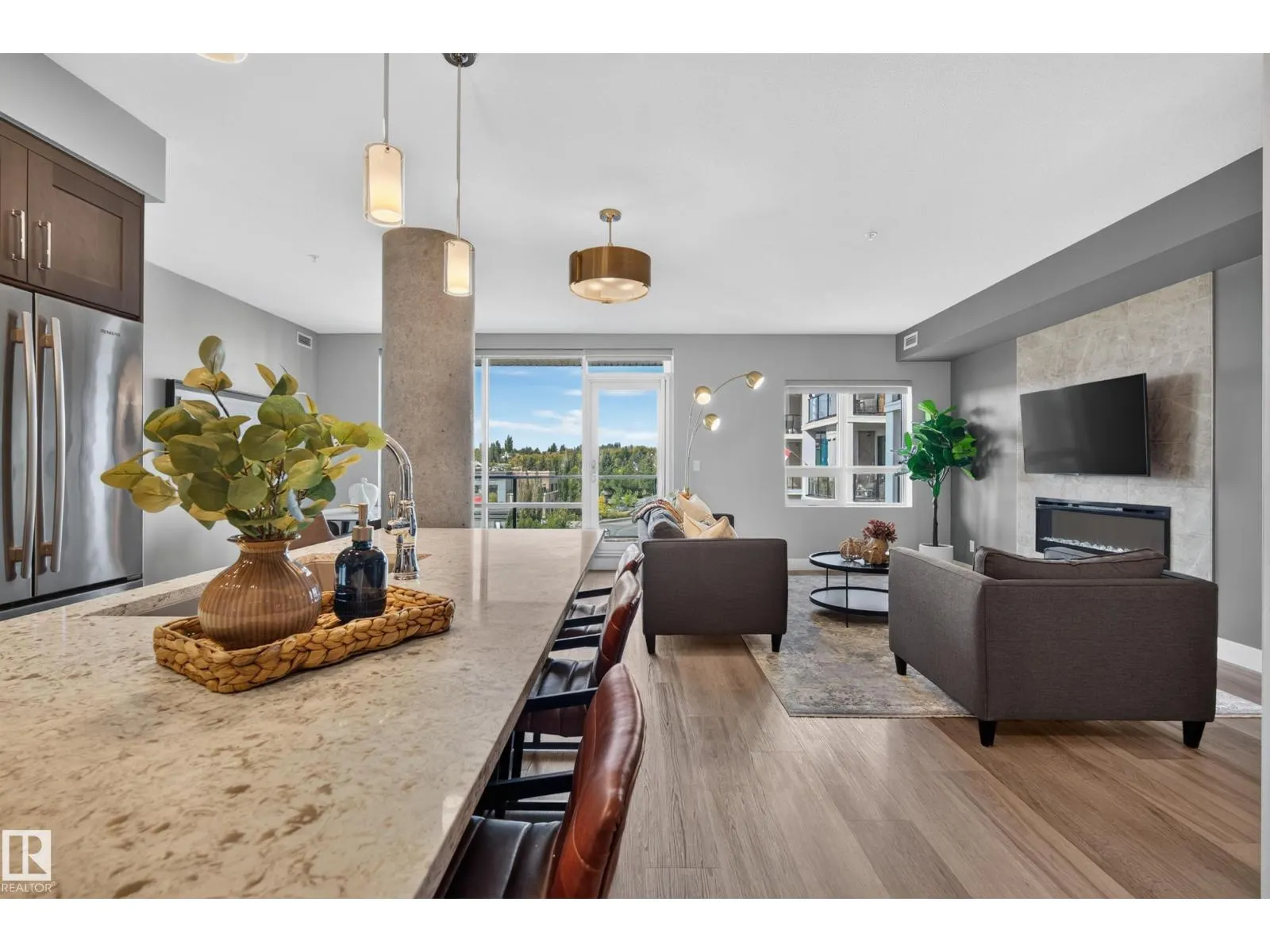 #732 200 BELLEROSE DR