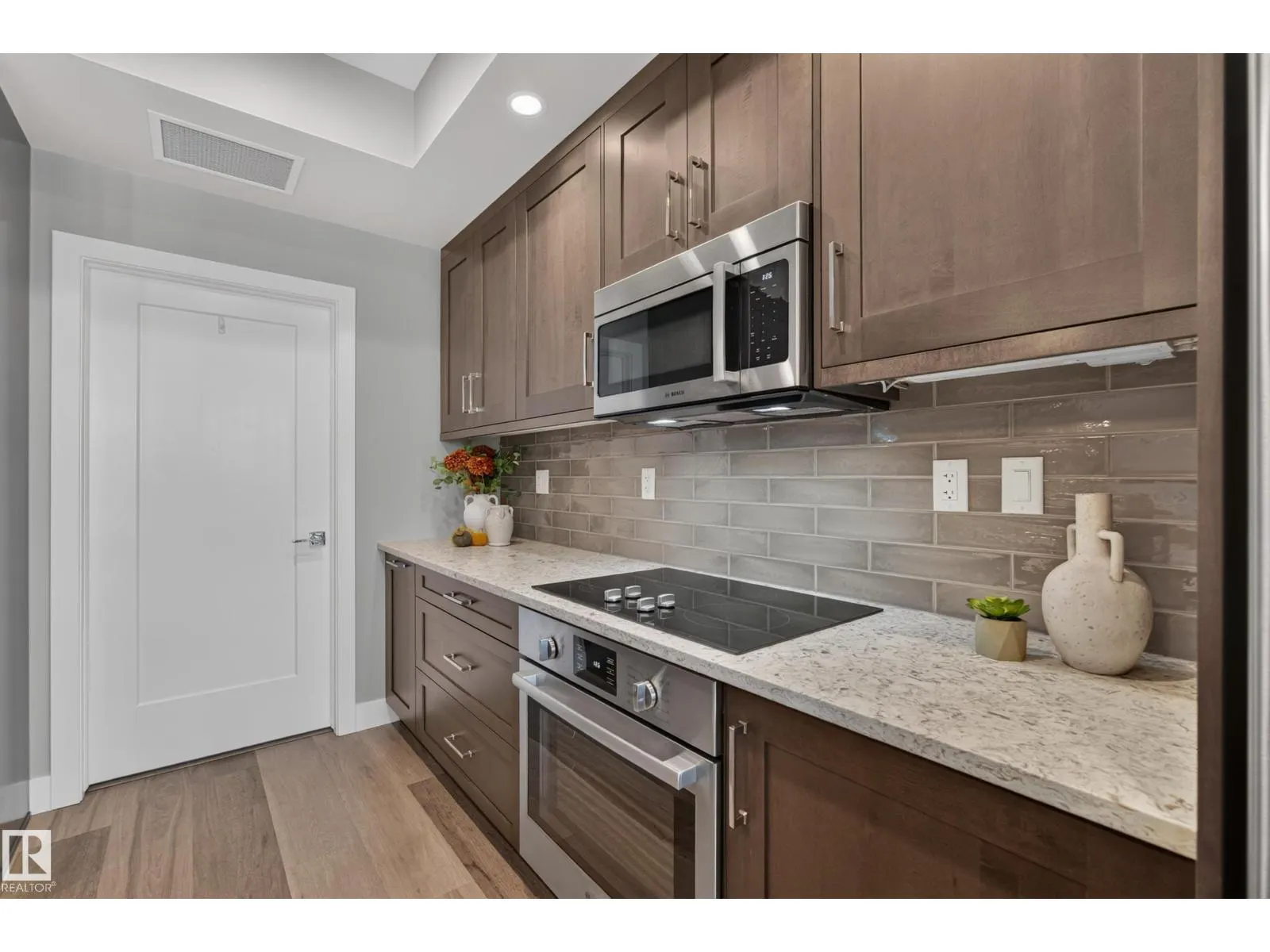#732 200 BELLEROSE DR