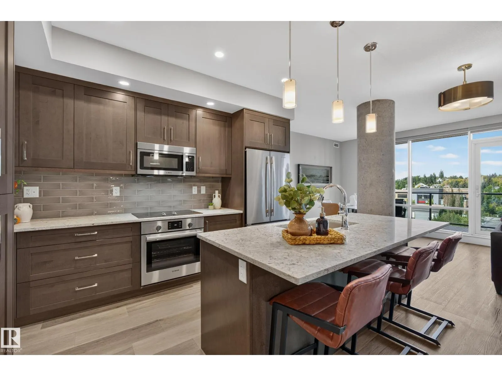 #732 200 BELLEROSE DR