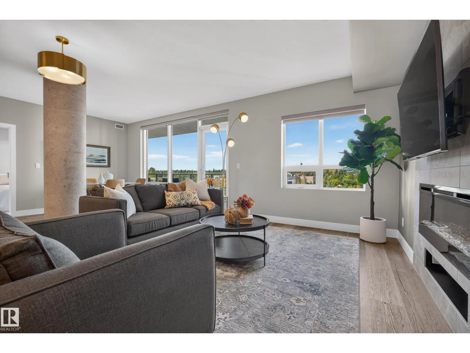 #732 200 BELLEROSE DR