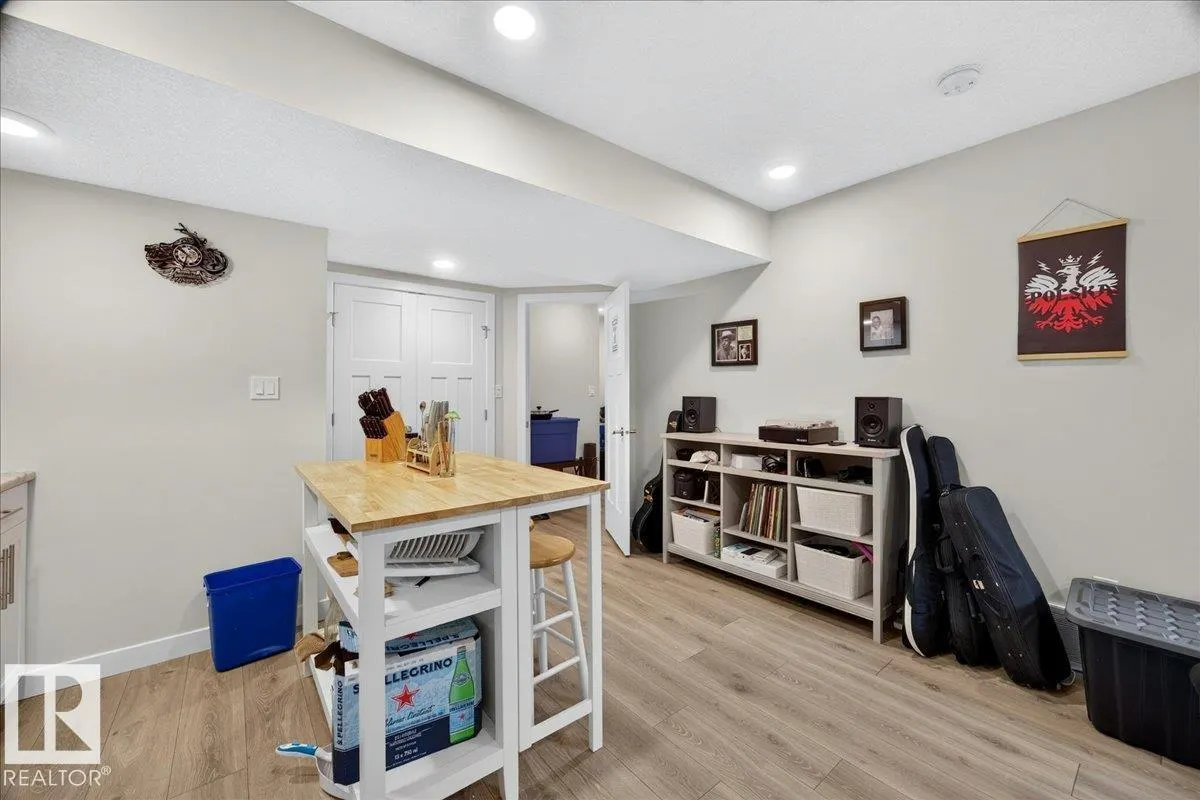 100 MEADOWLAND CR