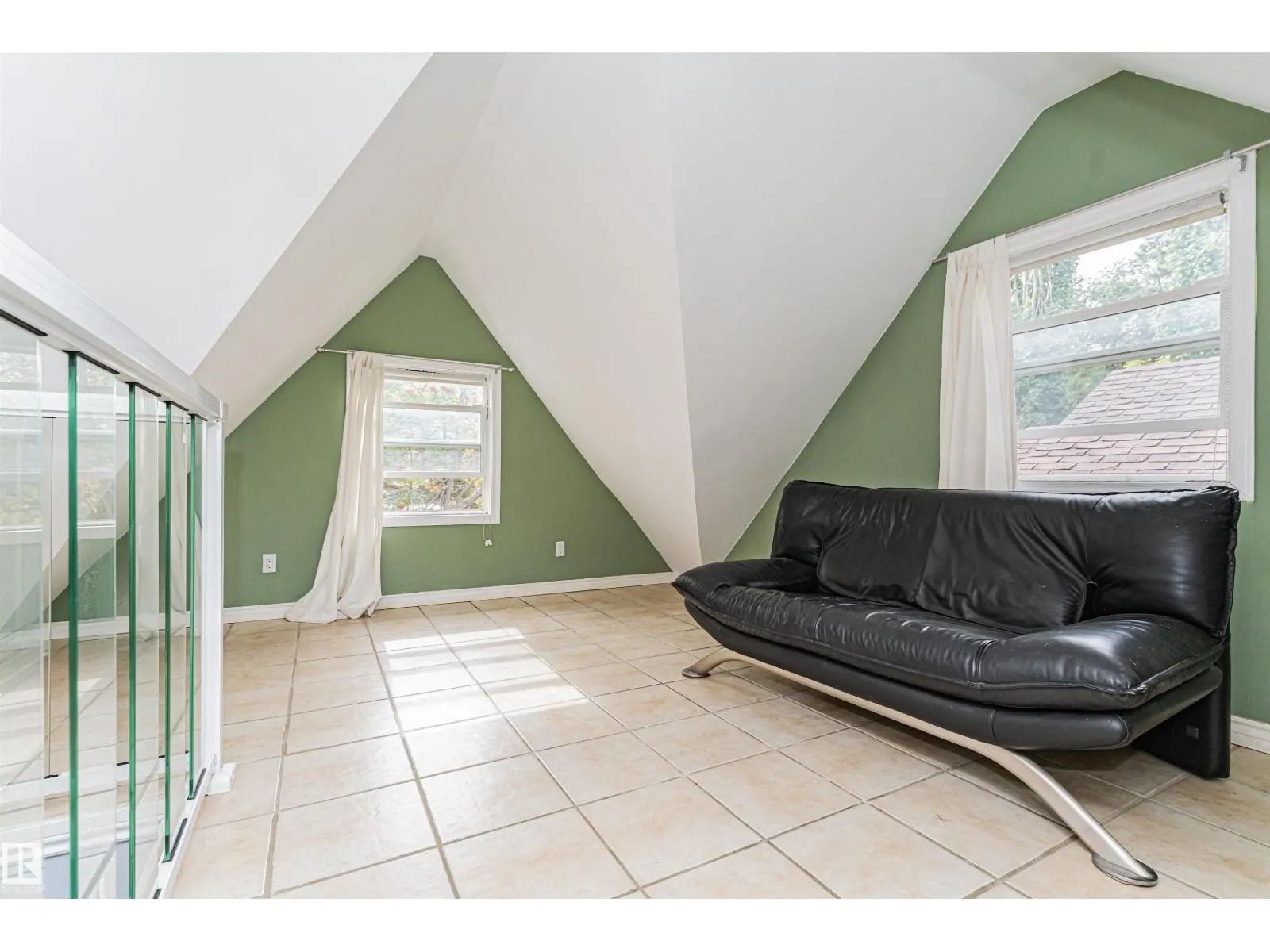 10918 84 AV NW