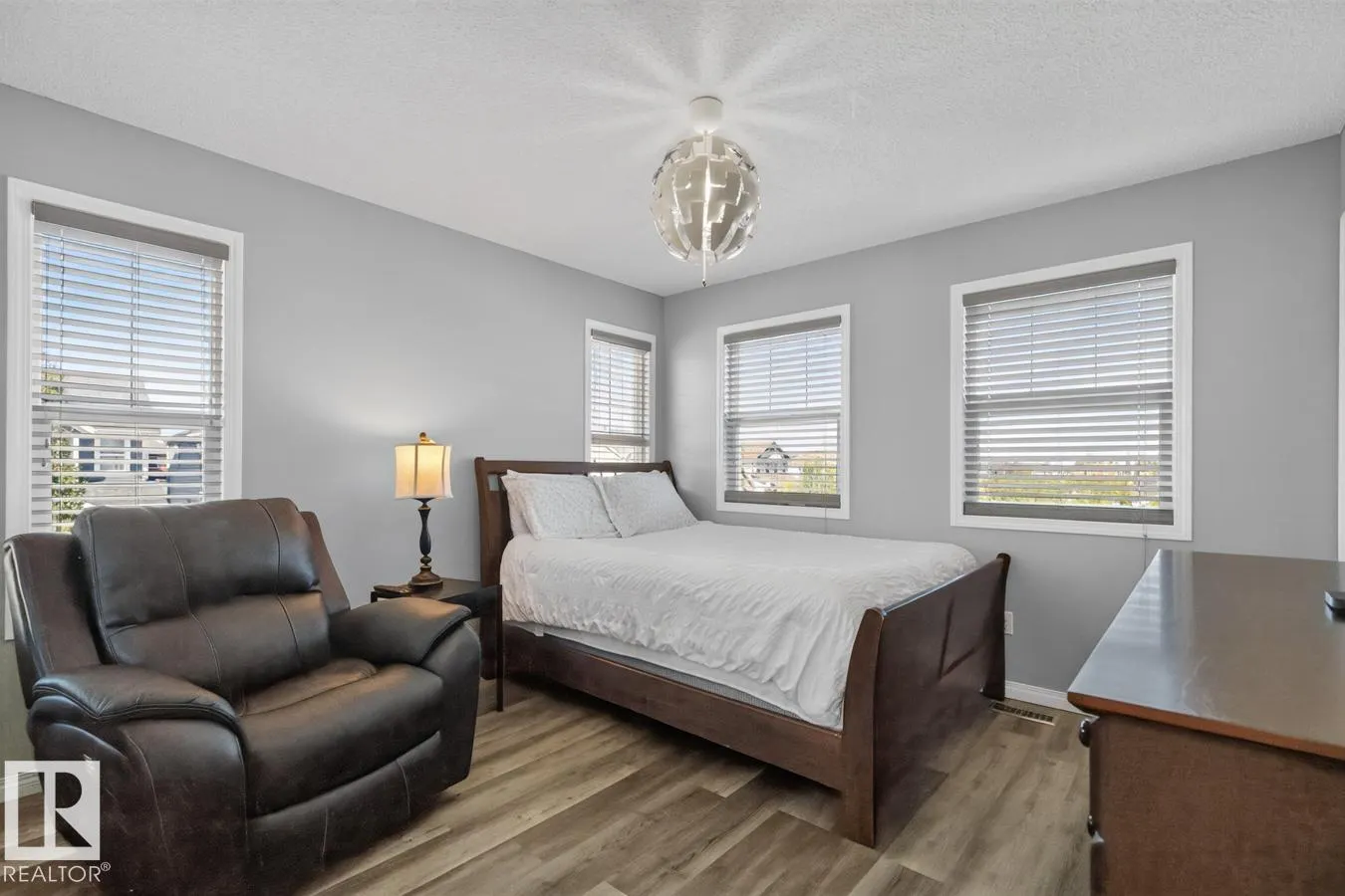 424 SIMMONDS WY