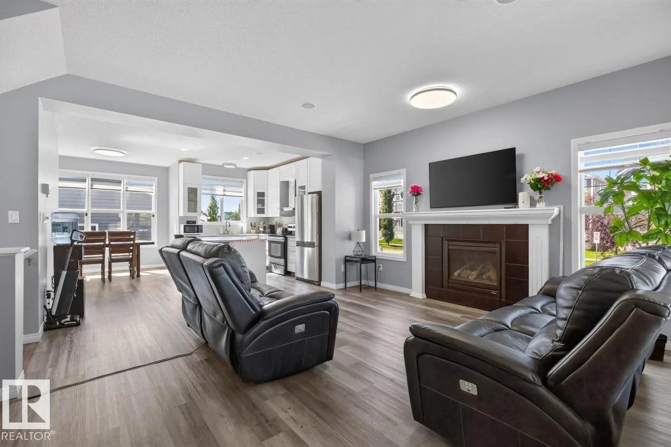 424 SIMMONDS WY