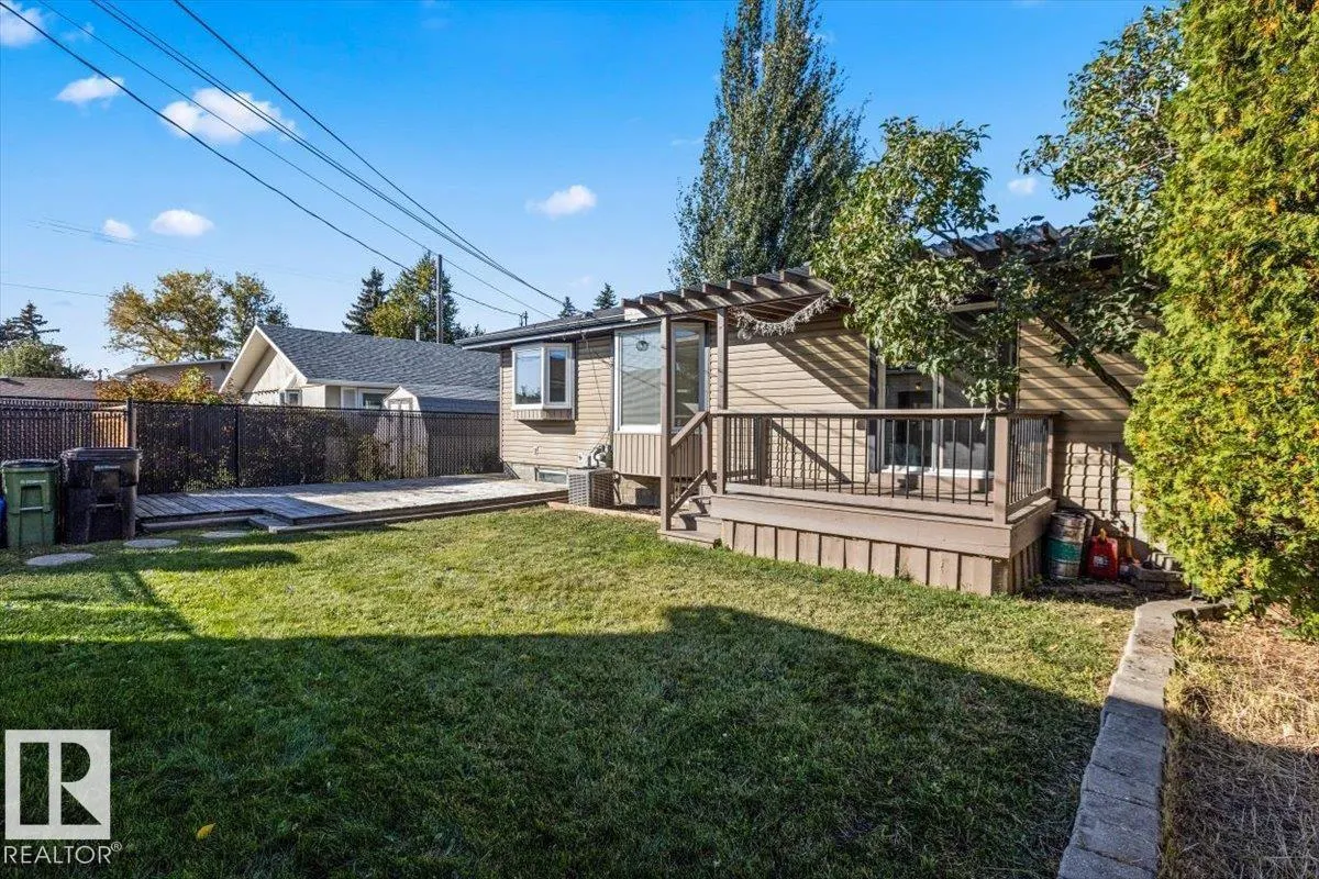 8907 136 AV NW