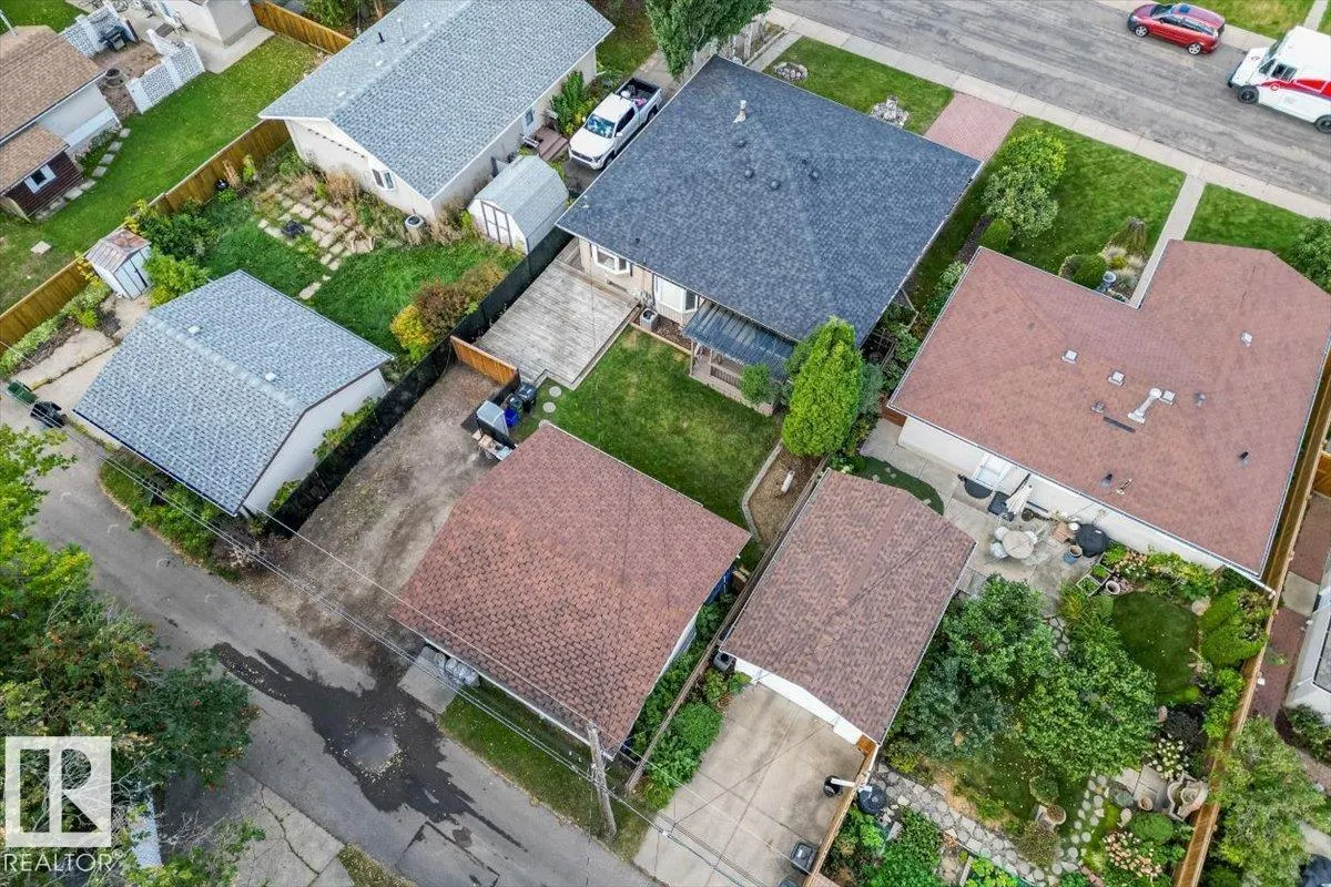 8907 136 AV NW