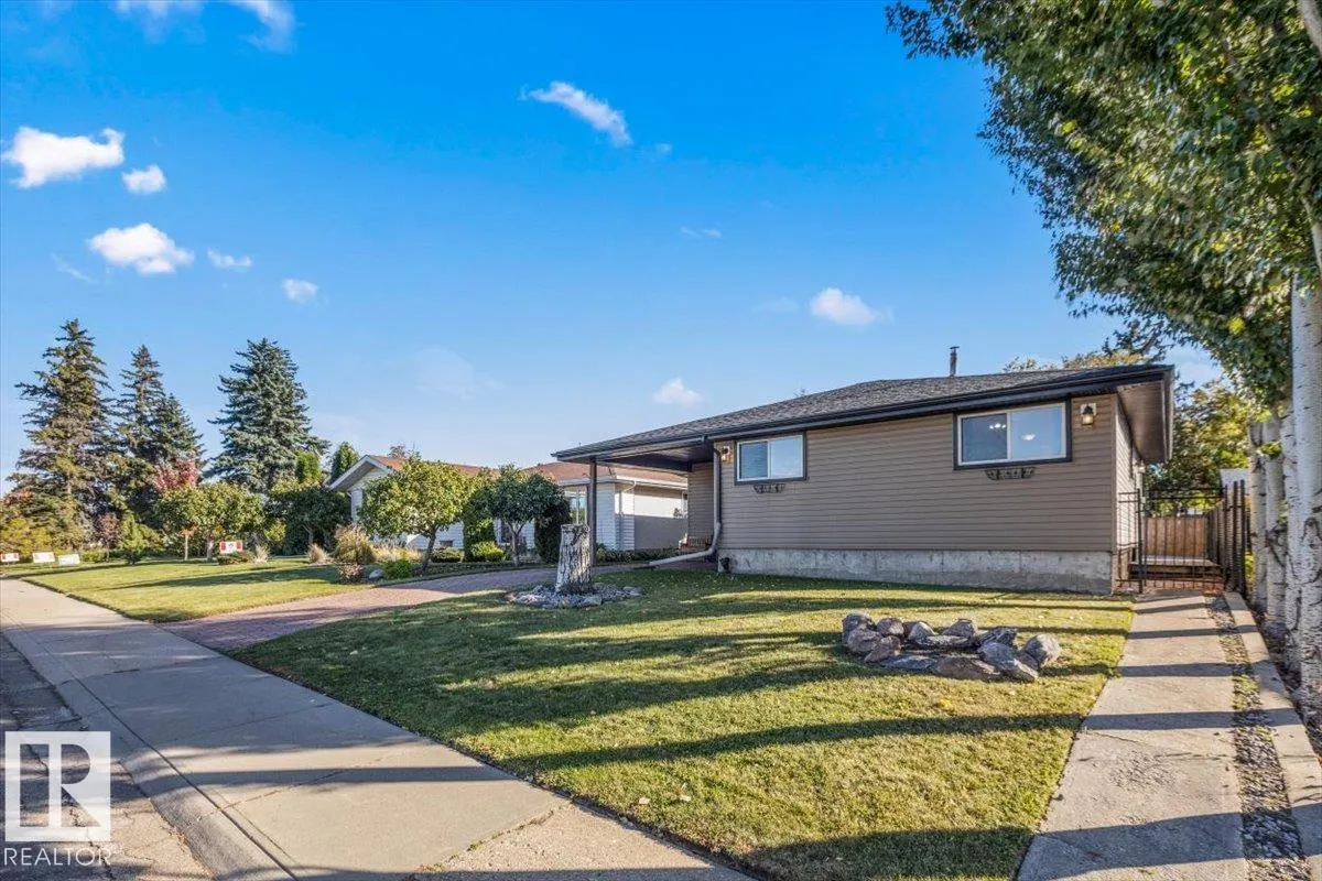 8907 136 AV NW
