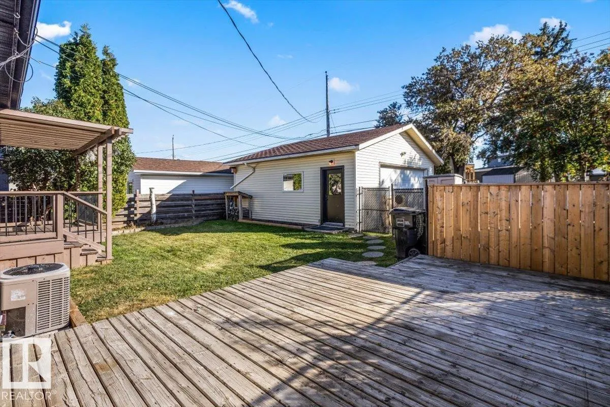 8907 136 AV NW