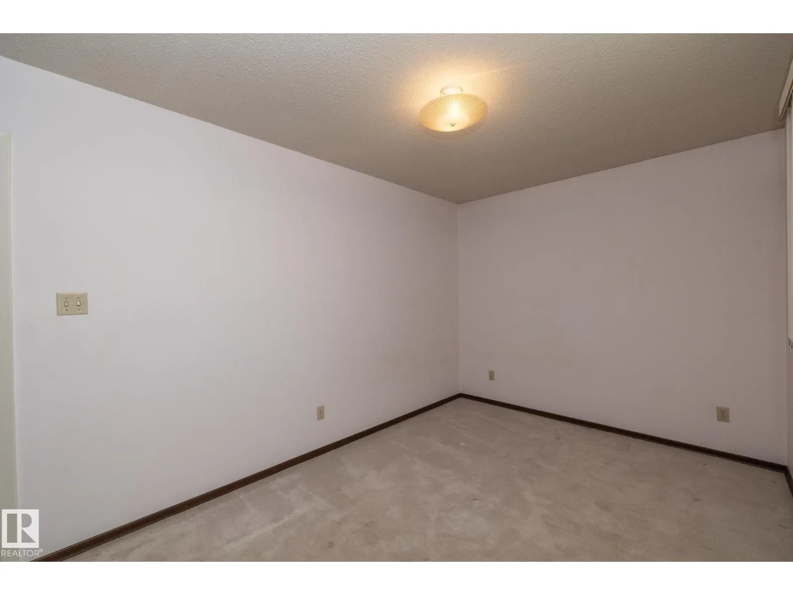 11322 52 ST NW