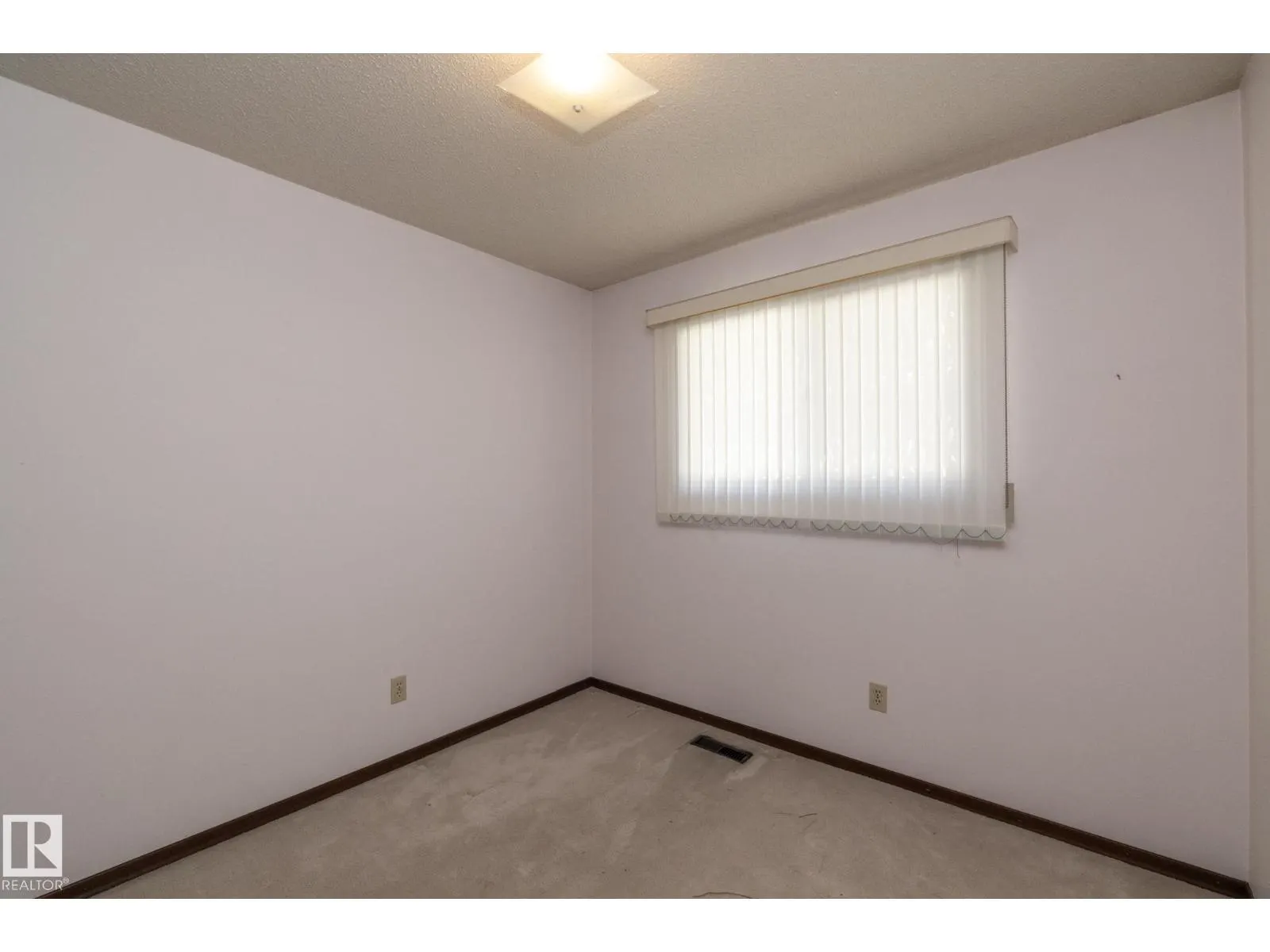 11322 52 ST NW