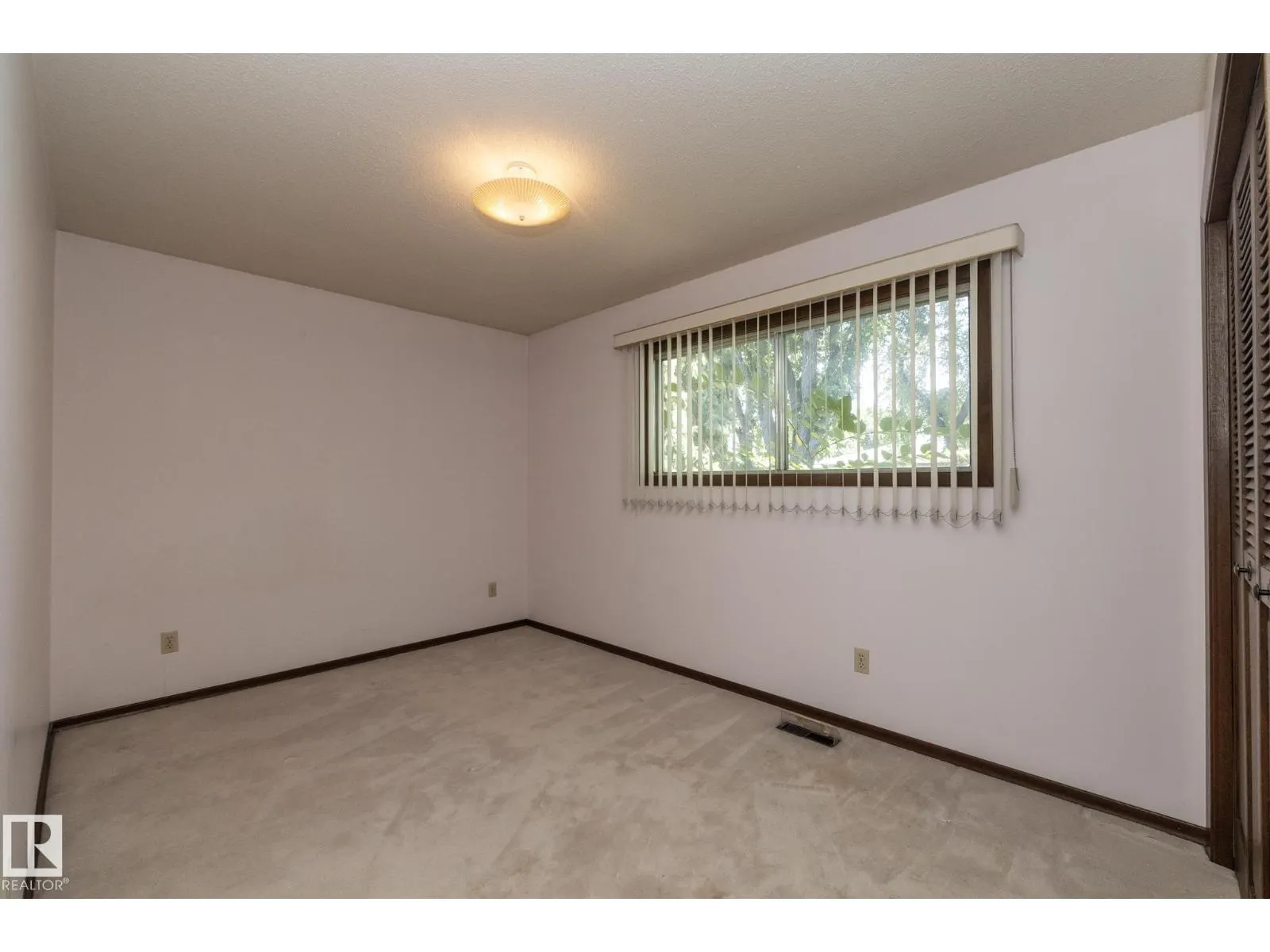 11322 52 ST NW