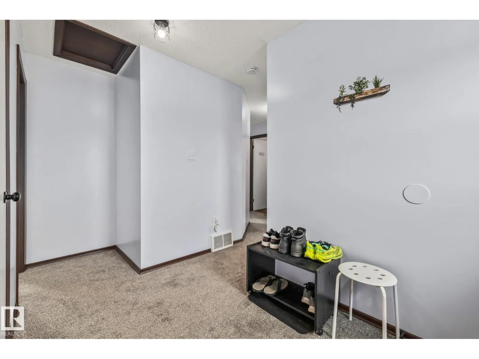 8812 135 AV NW