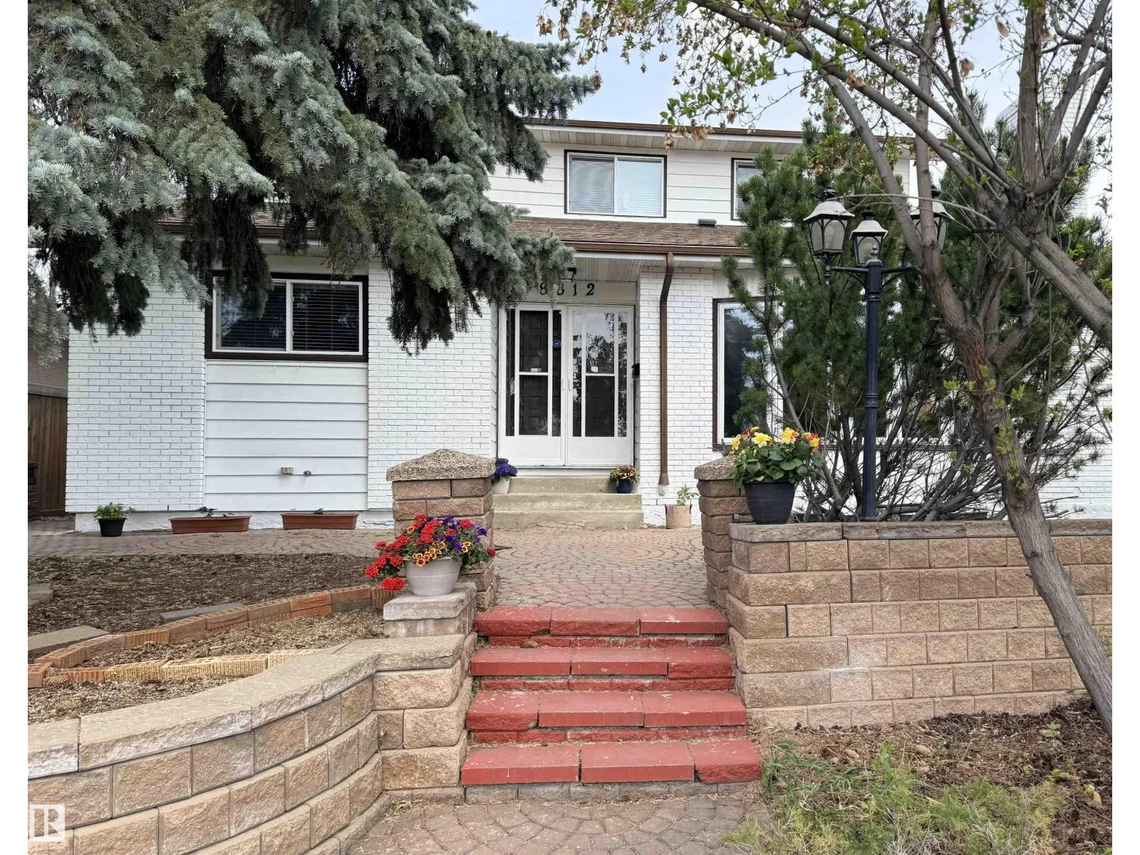 8812 135 AV NW