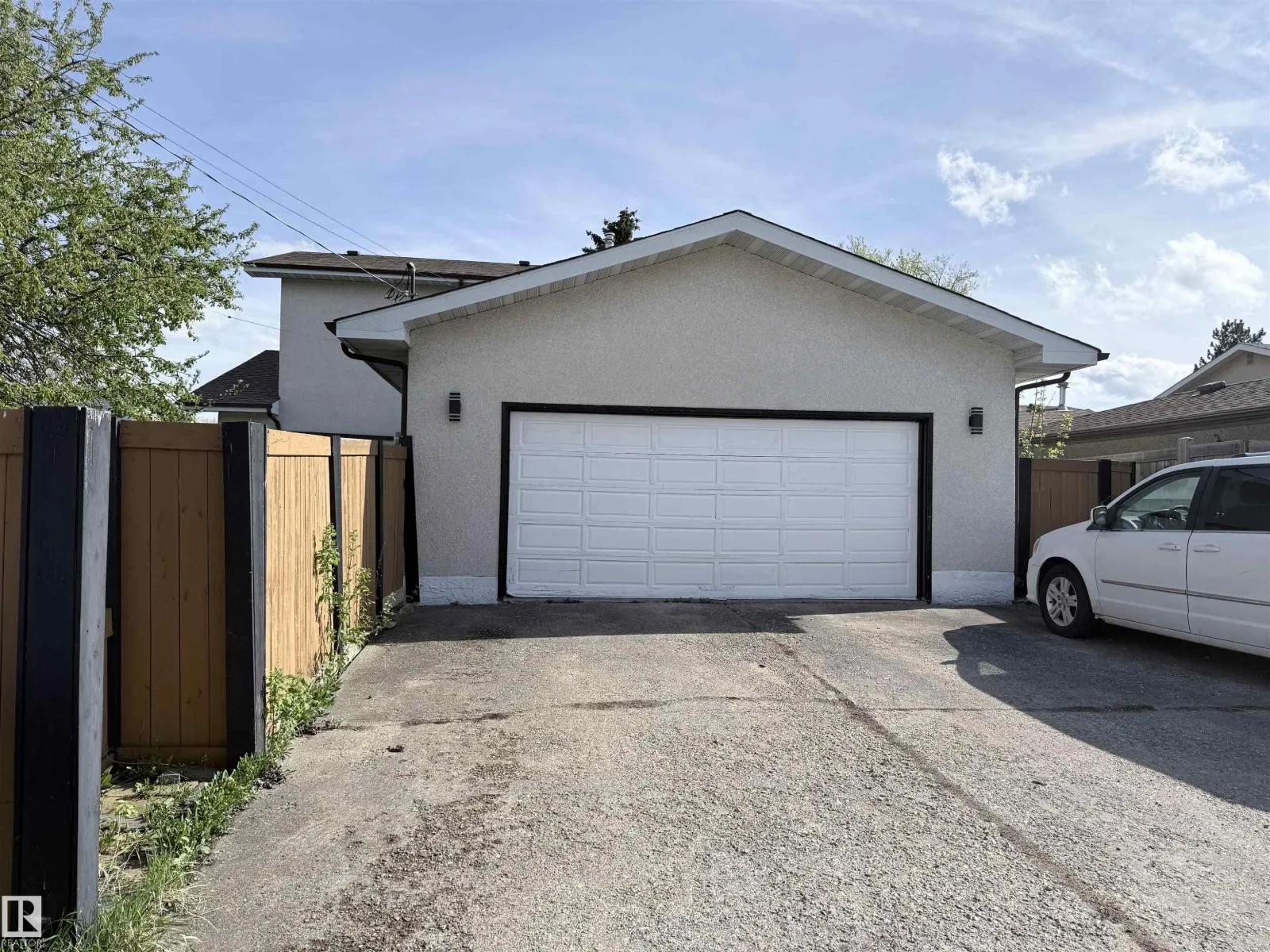 8812 135 AV NW