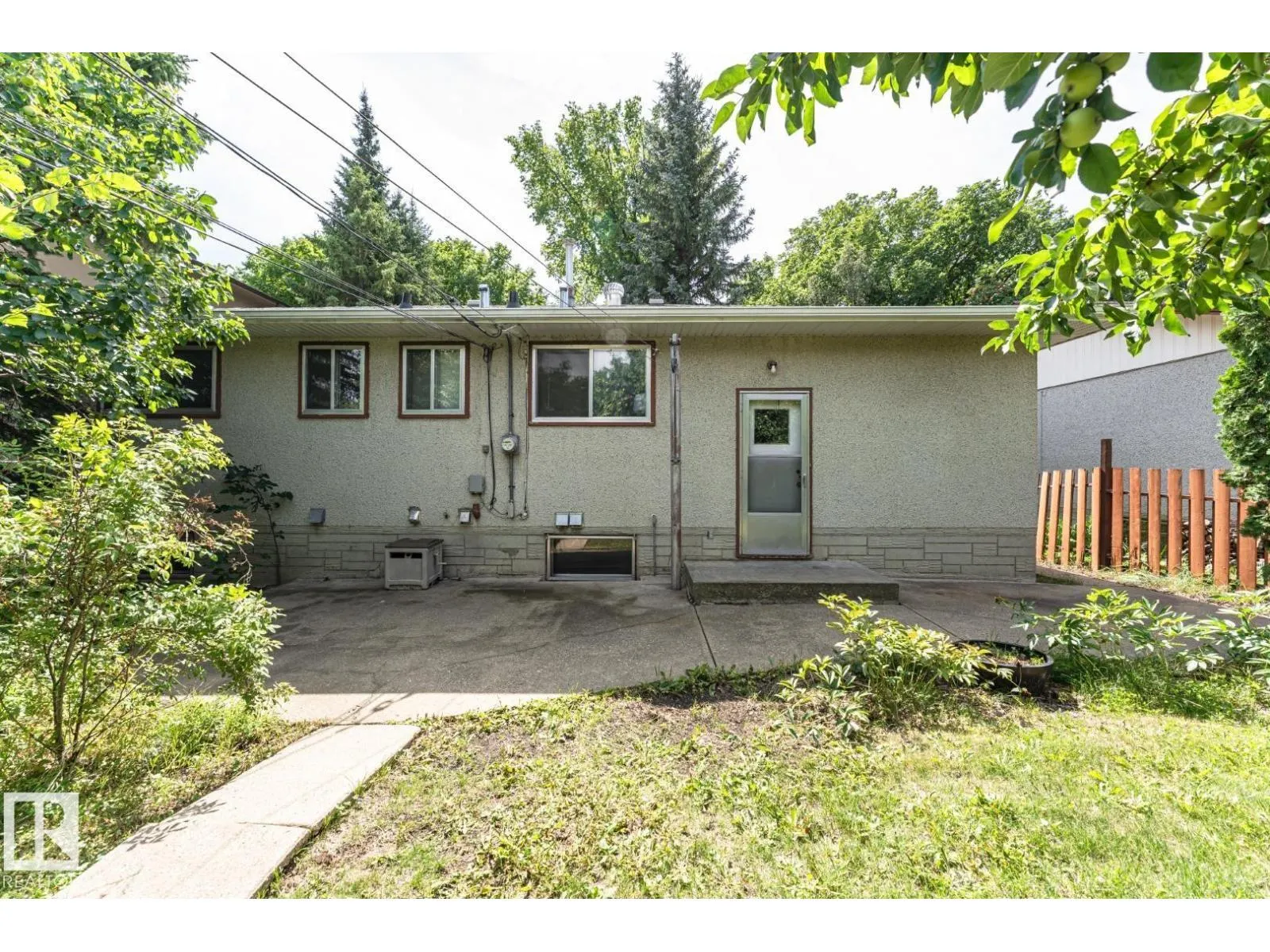10726 70 AV NW