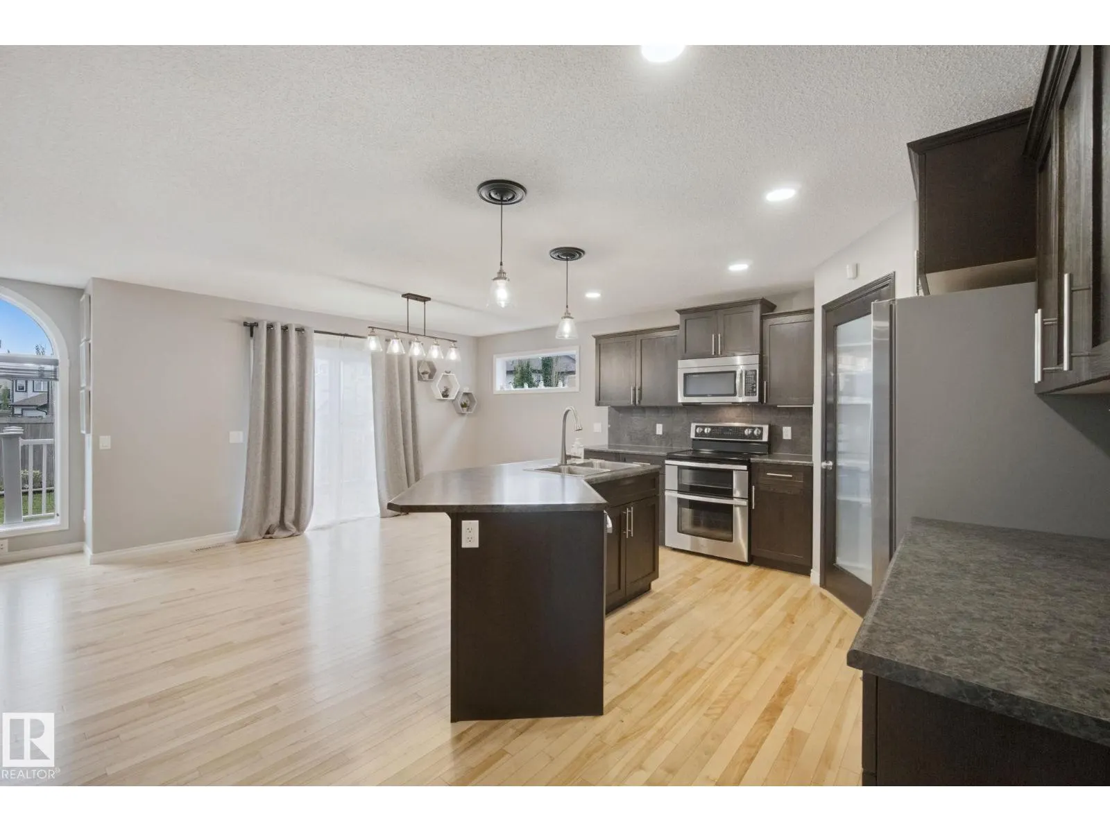 628 FOXTAIL LN