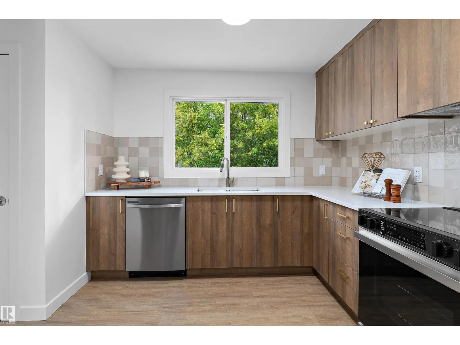 5 GLENBROOK BV