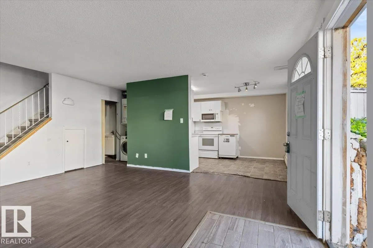 #108A 14520 52 ST NW