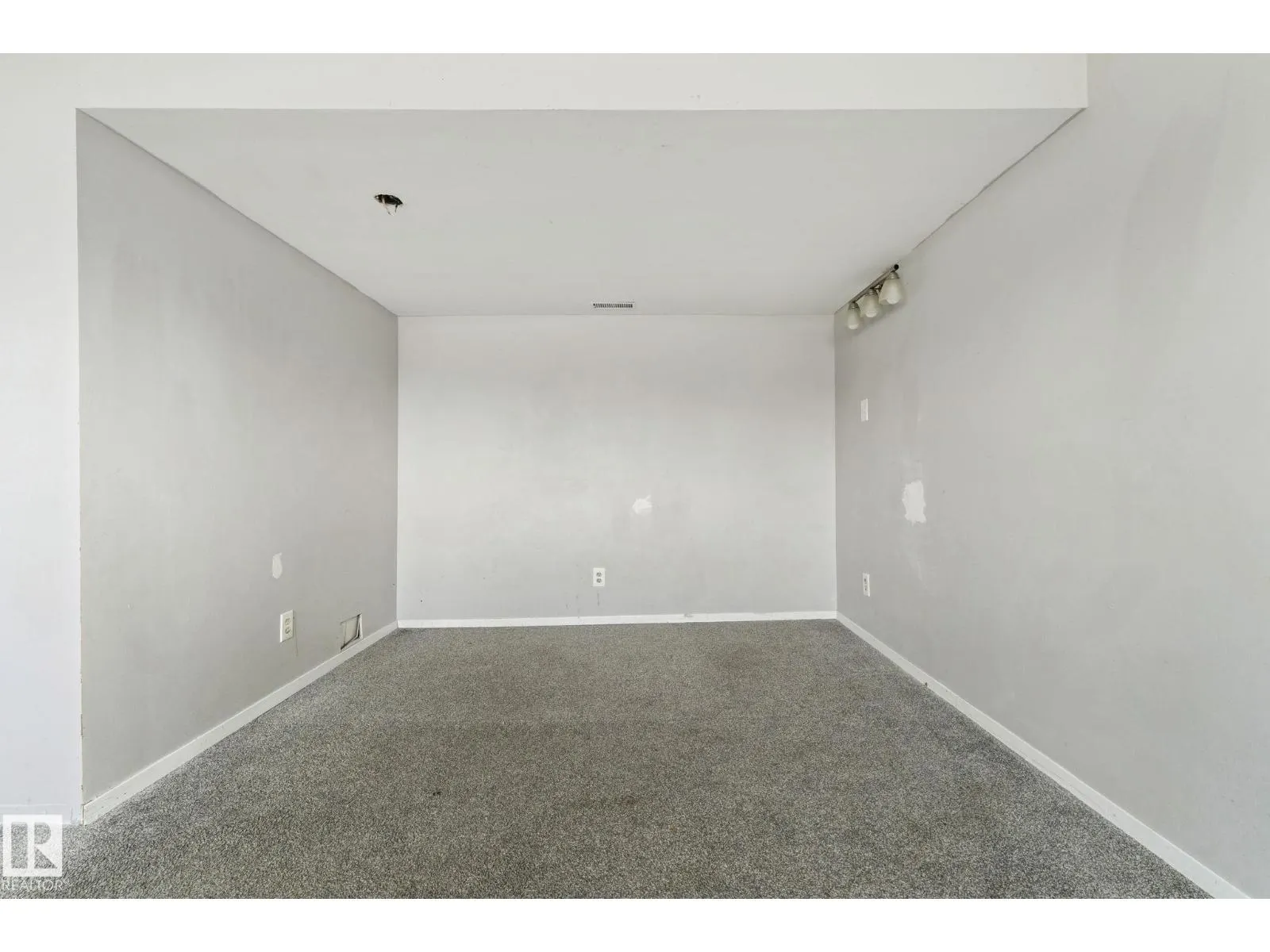 6 CAMPBELL CRES E