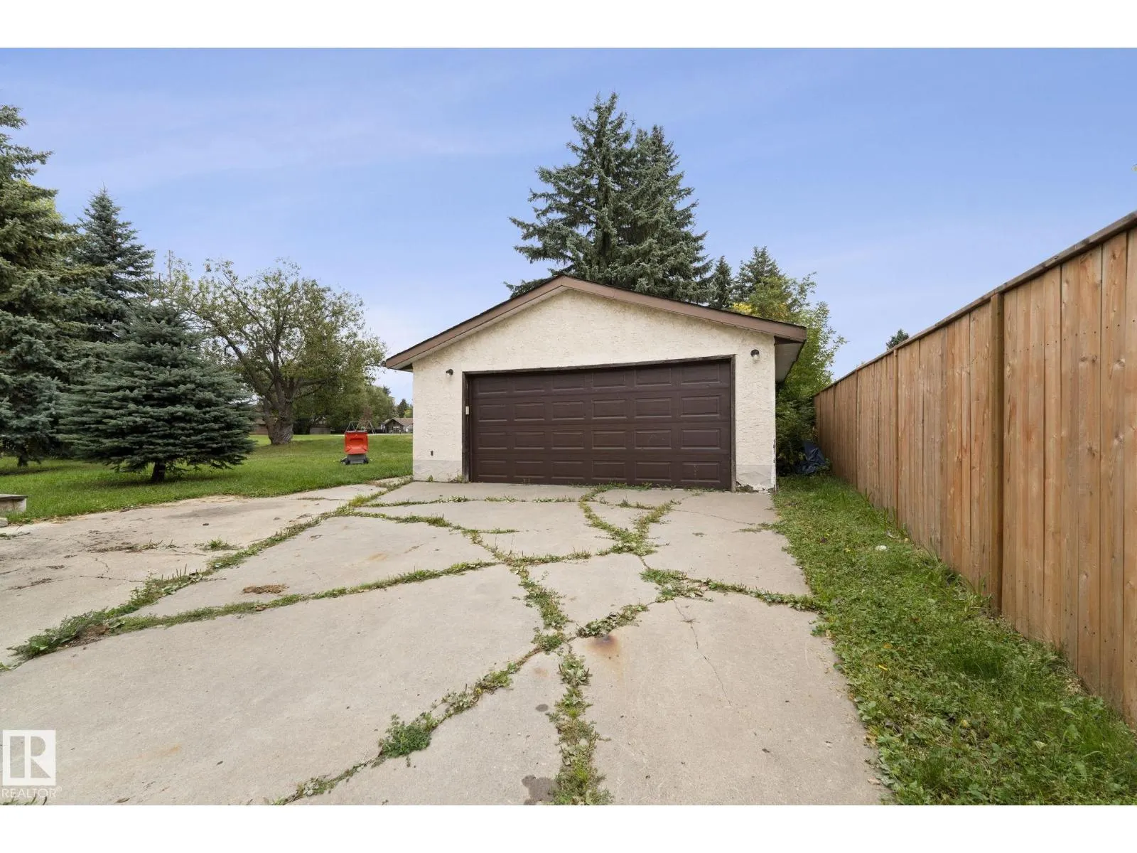 6 CAMPBELL CRES E