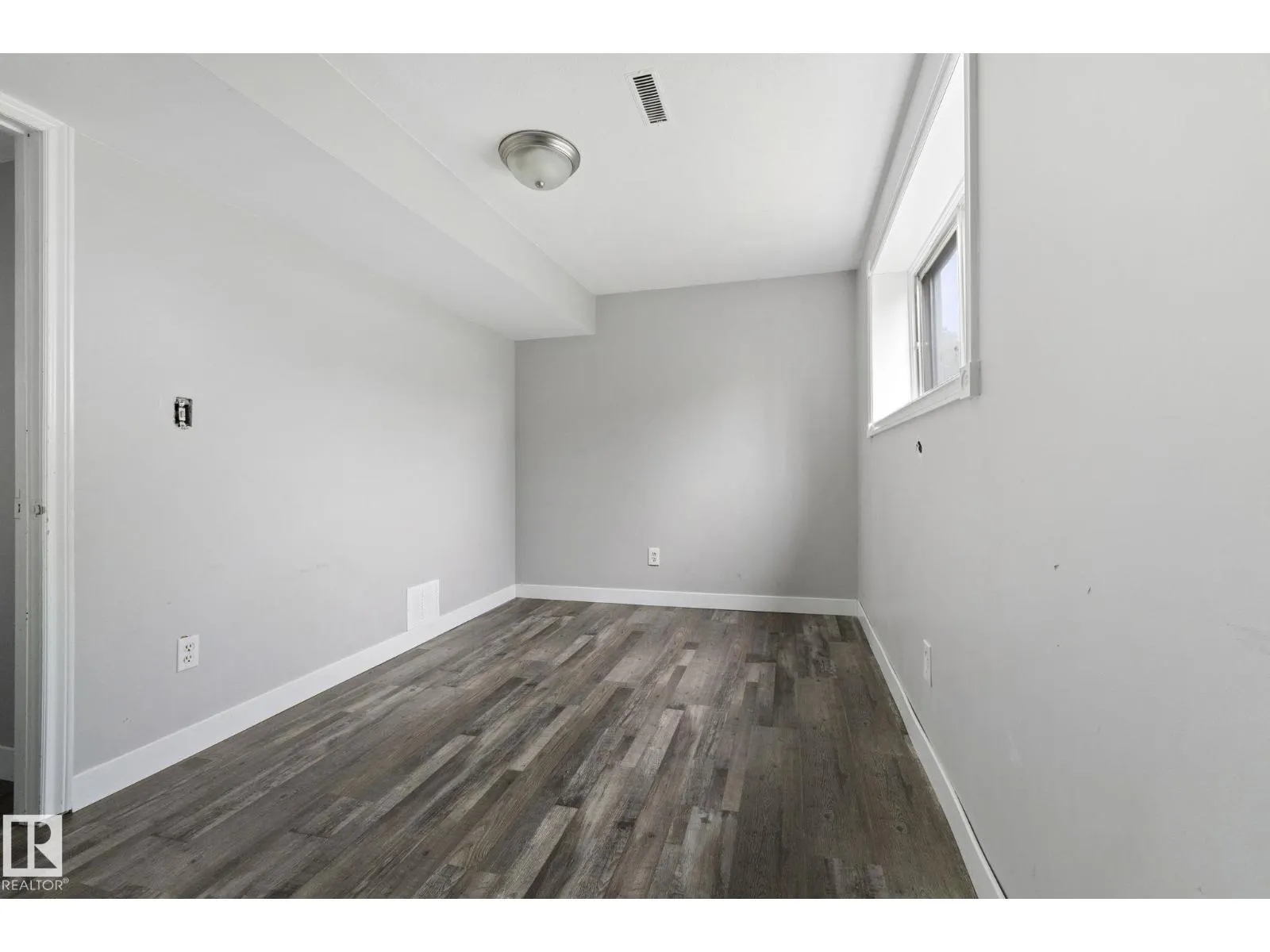 6 CAMPBELL CRES E