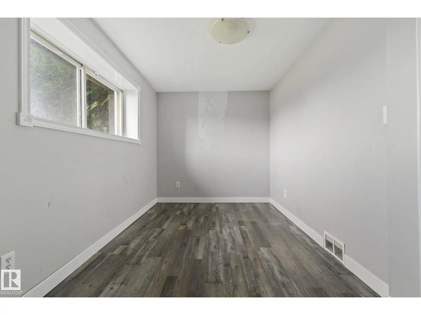 6 CAMPBELL CRES E