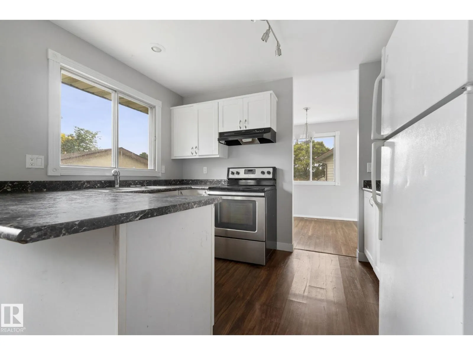 6 CAMPBELL CRES E