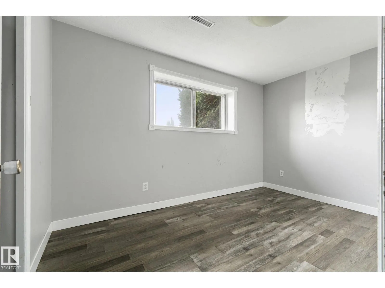 6 CAMPBELL CRES E