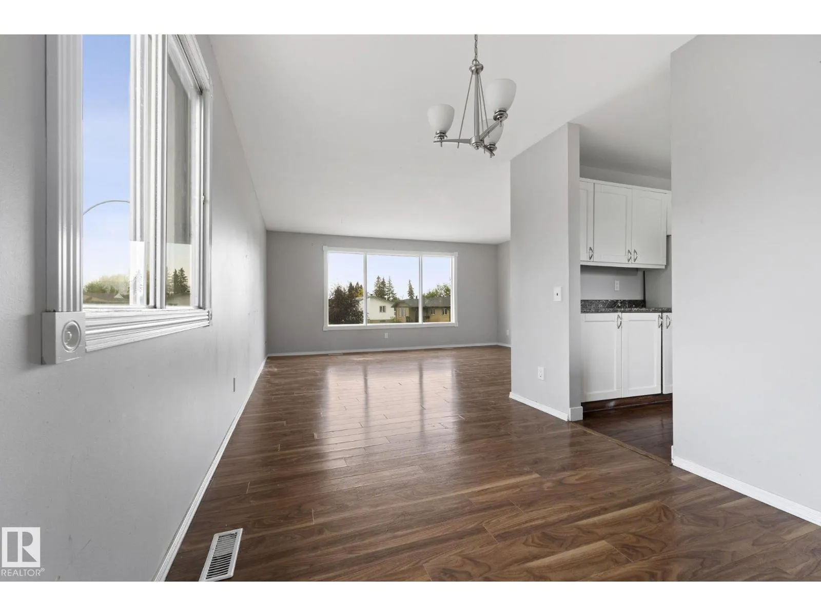 6 CAMPBELL CRES E