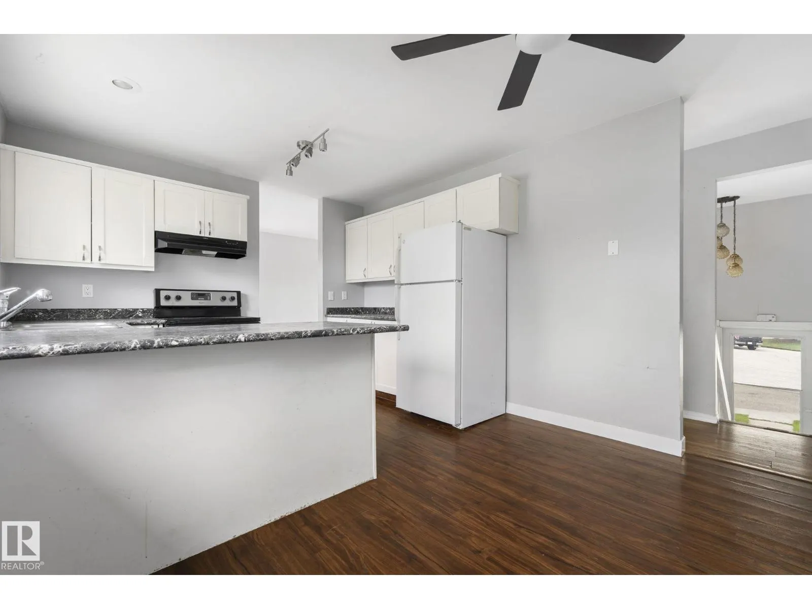 6 CAMPBELL CRES E