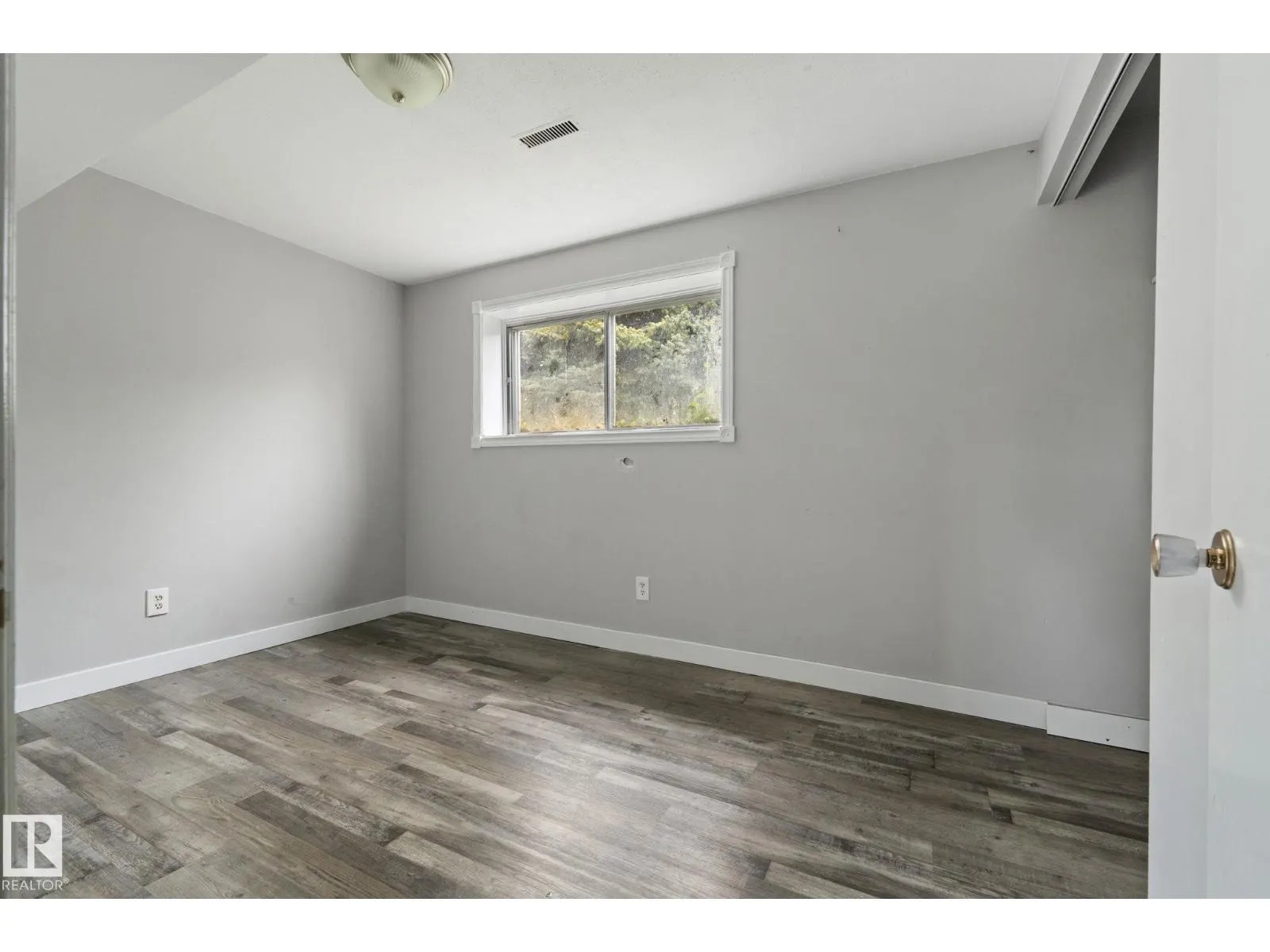 6 CAMPBELL CRES E