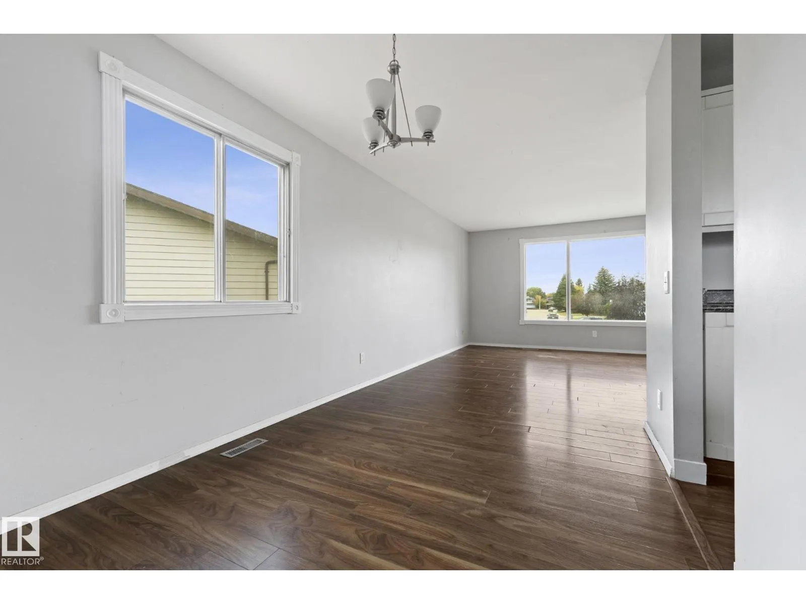 6 CAMPBELL CRES E