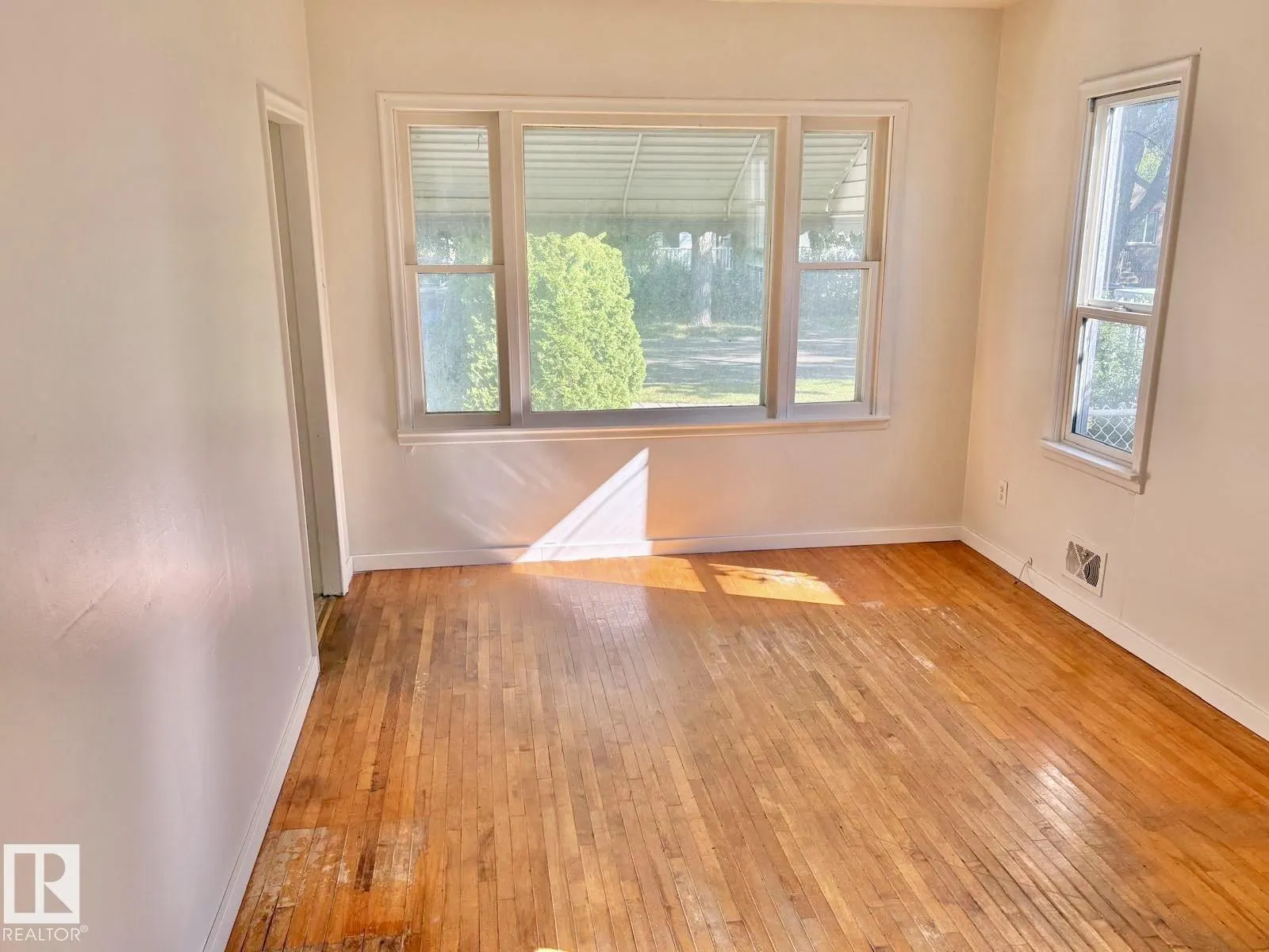 11922 69 ST NW