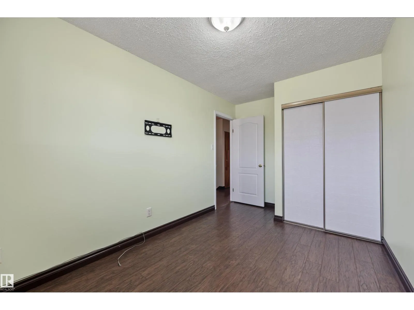 #53 4707 126 AV NW