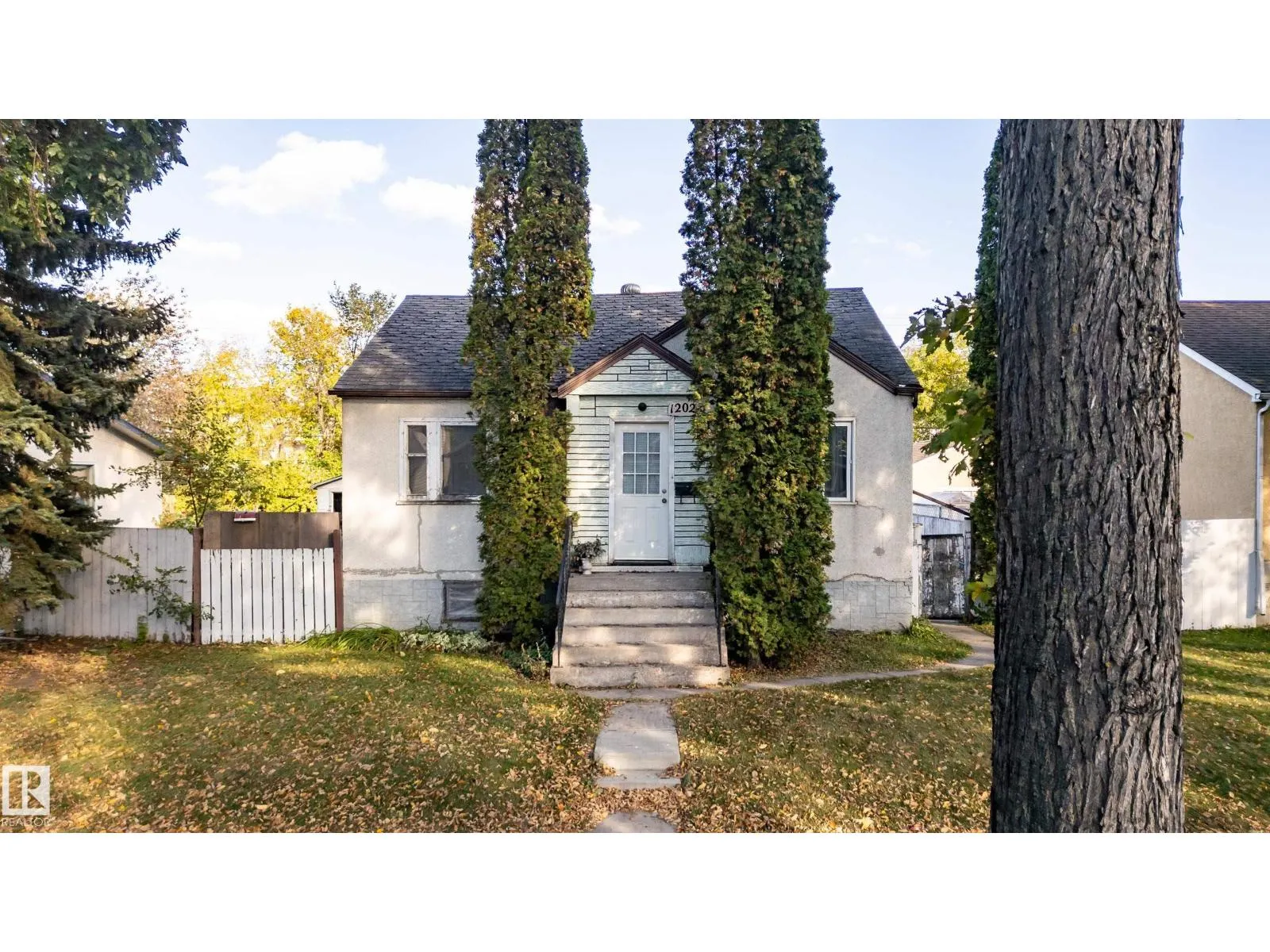12023 67 ST NW