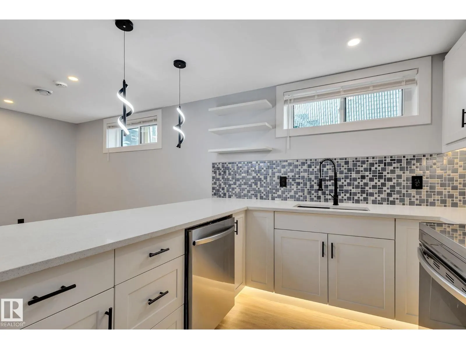 8823-8825 95 ST NW