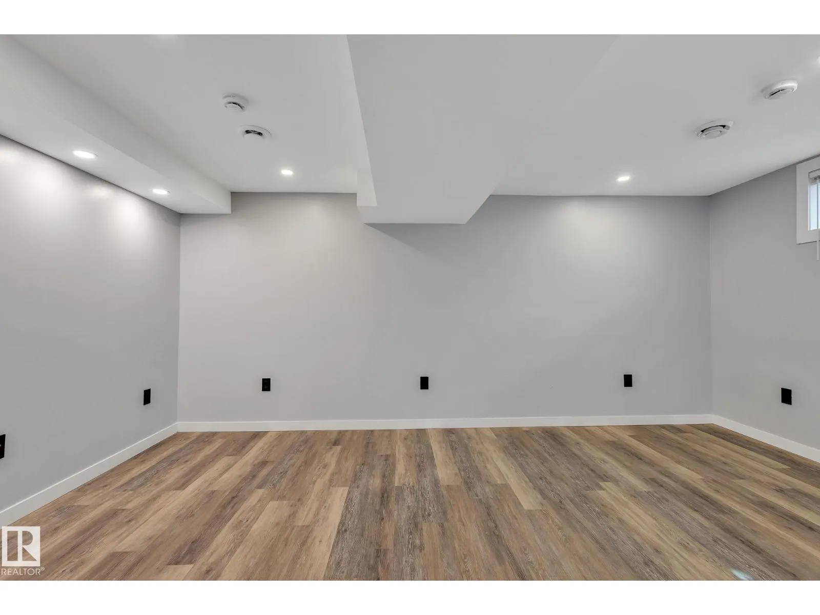 8823-8825 95 ST NW
