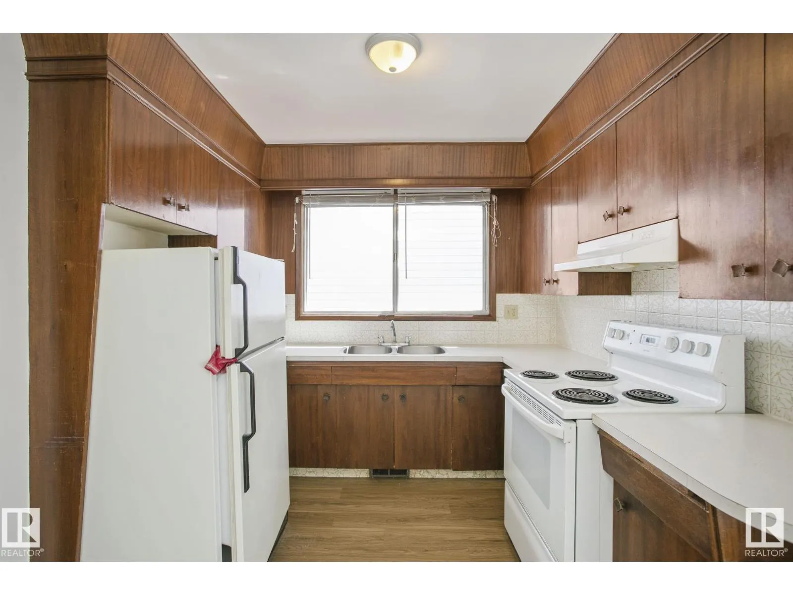 8823-8825 95 ST NW