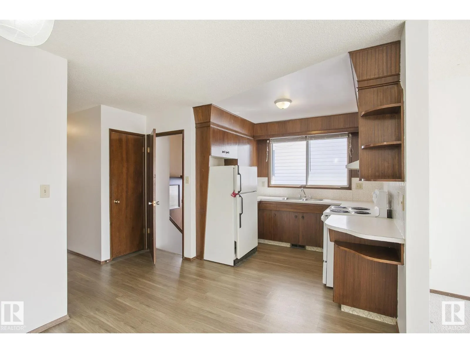 8823-8825 95 ST NW