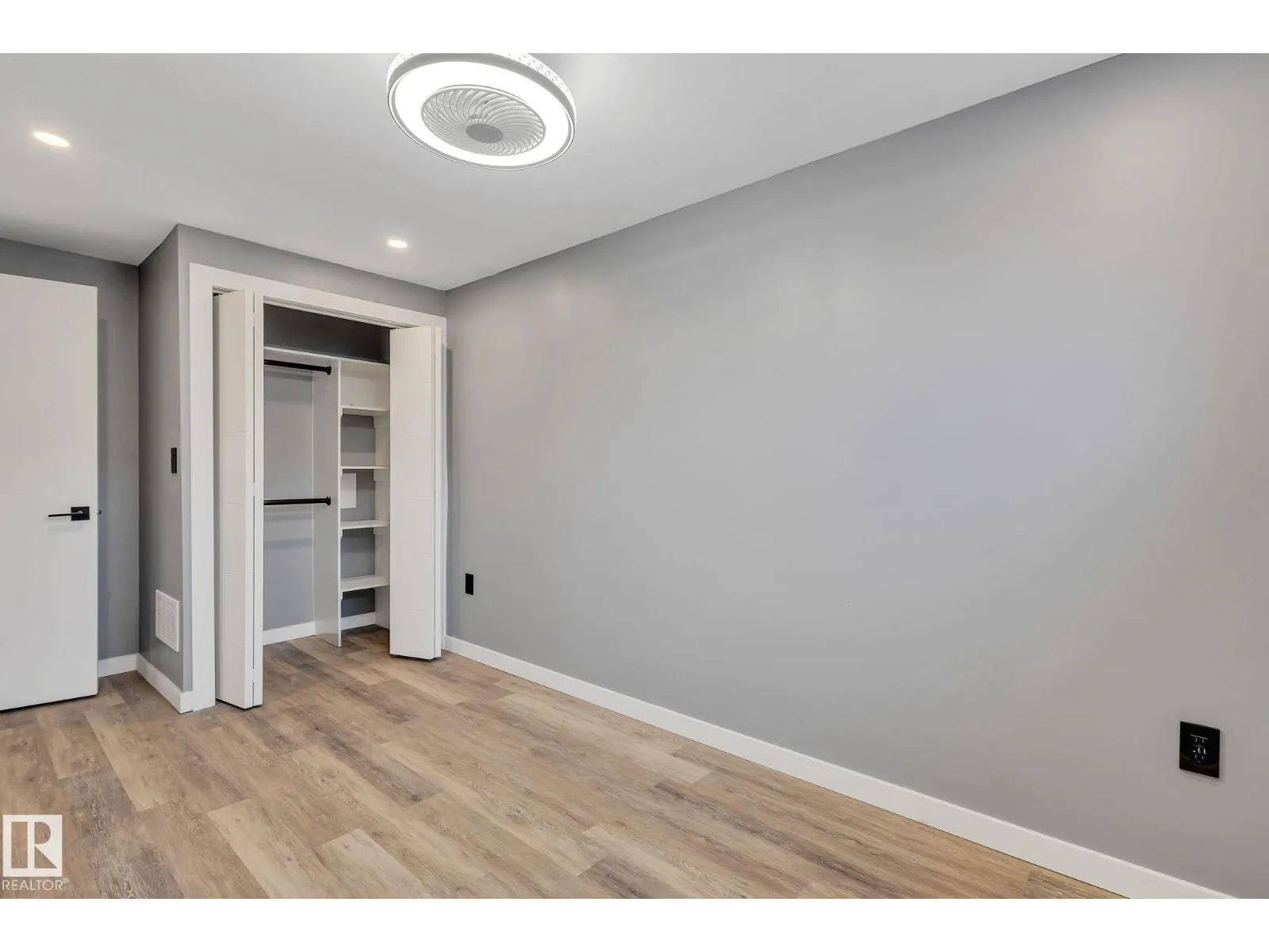 8823-8825 95 ST NW