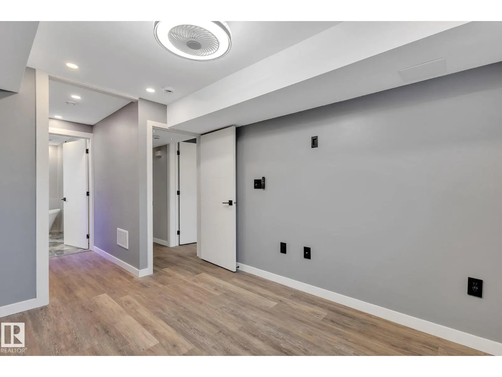 8823-8825 95 ST NW