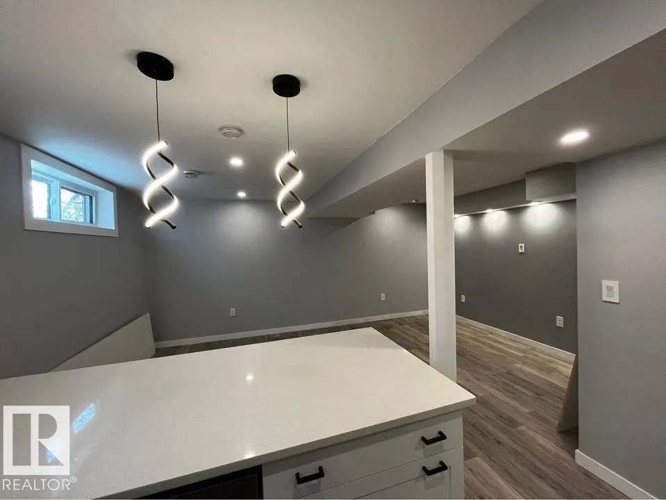 8823-8825 95 ST NW