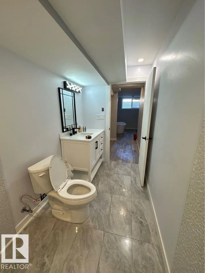 8823-8825 95 ST NW