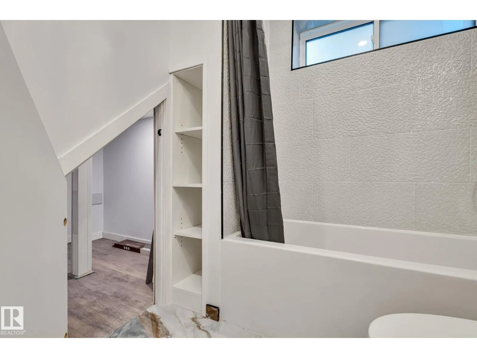8823-8825 95 ST NW